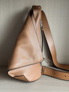 Luxury Men Crossbody Bag Black Brown Designer Bag Anton Sling w gładkiej gładkiej cielęce dla kobiet worka na ramiona duża przestrzeń haftowa pasek