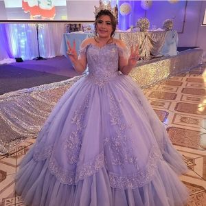 2023 Sexy Liac Quinceanera Kleider Ballkleid Schulterfrei Spitzenapplikationen Kristallperlen Plus Size Sweet 16 Reißverschluss hinten Formelle Party-Abschlussball-Abendkleider