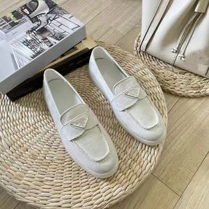 Mocassins de couro de camurça mula sapatos casuais sabots Giz Branco Sabot em pelle scamosciata Chaussures en daim Ecru Mocassins de designer de logotipo triangular de metal esmaltado 04