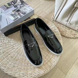 Suede Leather Loafers Mule Casual Shoes Sabots Chalk White Sabot i Pelle Scamosciata Chaussures En Daim Ecru Enaljed Metal Triangle Logo Designer Loafers 16