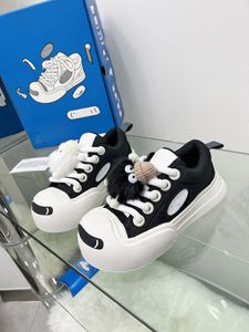 Scarpe di tela con sorriso a bocca aperta Scarpe gonfiabili brutte e carine Stile di design per uomini e donne Crea scarpe alla moda giovane Scarpe alla moda versatili