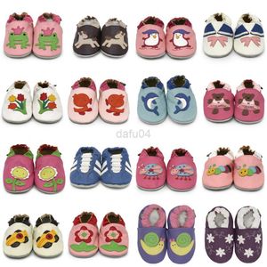 Första Walkers Carozoo Soft SheepSskin Leather Baby Girl Shoes Soft Sole Toddler Shoes Spädbarns tofflor inomhus Socks Baby Unisex Bebe Boots L0826