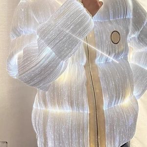 明るいダウンジャケットグローインザダークの衣料品技術感覚冬の男性女性