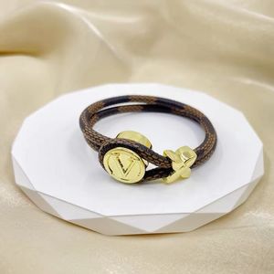 Bangle Luxury Designer Jewelry Men Women Leather Armband With Heart Lock Hardware Charm Armband Fyra bladblomma Mönster Guldväska Pend
