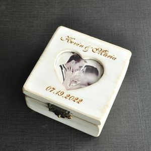 Scatola per fedi nuziali personalizzate con diamanti con supporto per fedi nuziali con foto, regalo in memoria con cuscino per anello di fidanzamento in legno vintage inciso