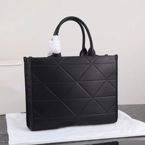 Luksusowe designerskie TOTES Skórzana torebka z podwójnymi uchwytami i wnętrzem brelokiem kultowym geometrycznym trójkątami torbami crossbody torebki na zakupy torebki 1100