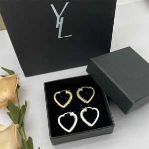 Orecchini di marca di lusso di design per gioielli da donna Lettera alla moda Orecchini di cristallo a forma di cuore Ornamenti Orecchini a bottone in oro argento Gioielli