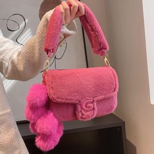 Akşam çantaları tasarımcı çanta kadın sonbahar ve kış 2023 moda küçük kare peluş oyuncak kolye bir omuz crossbody el çantası 230826