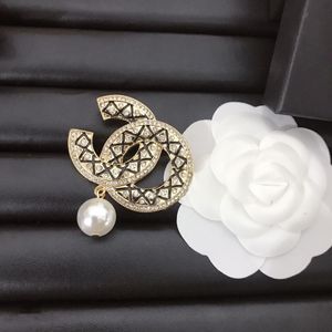 Spilla classica con lettera C Spilla Diamanti Spilla di design Accessori per gioielli da donna Spille di perle Spille per abiti Eleganti regali per la festa nuziale