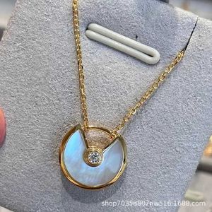 Designer Charm V Gold High Version Carter Amulet Halsband Kvinnlig plätering 18K Rose dubbelsidig vit Fritillaria Agate Pendant Collar Chain