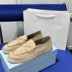 Suede Leather Loafer Sabots Chalk White 1D270 Sabot i Pelle Scamosciata Chaussures En Daim Ecru Enaljed Metal Triangle Logo Leather Designer Loafers 09