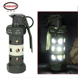 المصابيح الضوئية مشاعل تخيم تكتيكي الضوء M84 Dummy Grenade Flash Bang Outdoor LED Emergency Lighting Military Gans Cosplay Gears Survival Gear 230826