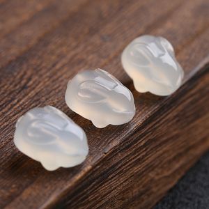 Il foro di agata bianca naturale è un piccolo coniglio accessori fai da te perline sciolte perline di giada foro di litchi
