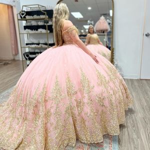 Rosa glittrande quinceanera klänningar älskling bollklänning Guld Applique spetspärlor födelsedag söt 16 kväll prom vestidos de 15