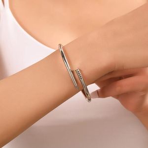 Bracciale a vite d'amore Braccialetti di design Gioielli di lusso Bracciale da donna Accessori moda Lega di acciaio al titanio placcato oro Non sbiadisce mai Non allergico senza sacchetto per la polvere 88