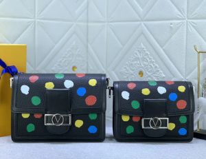 Designer kvinnors axelväska yk dauphine handväskor blomma bokstäver kedja crossbody dam messenger väskor taurillon läder mode