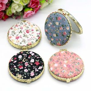 Компактные зеркала 1pc Mini Makeup Compact Pocket Floral Floral Mirror Портативное двойное складное зеркало.