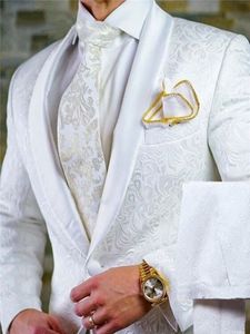 Abiti da uomo Blazer Groomsmen Modello bianco Smoking dello sposo Scialle in raso Risvolto Abiti da uomo 2 pezzi Giacca da sposo sposo Pantaloni Cravatta D201 230827