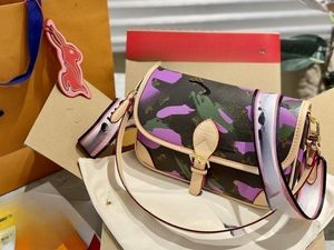 Camouflage colored messenger bag, flip handbag, fashionable and practical