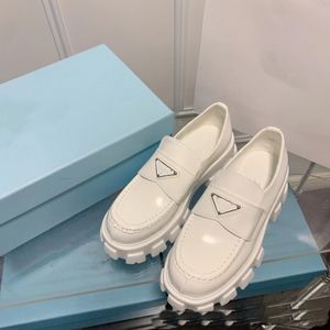 Designerskor Kvinnor Soft Cowhide Platform Sneakers Ptriangle loafers gummi svart glänsande läder chunky rund huvud sneaker tjock botten sko med låda