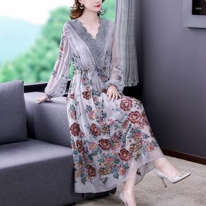 カジュアルドレス刺繍ドレス女性の夏の大規模なサイズルーズフローラルプリントスカートハイエンドの気質パーティー摩耗科