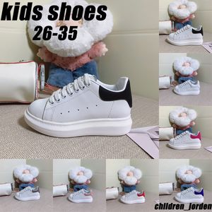 2023 Tasarımcı Çocuk Ayakkabı Beyaz Pembe Rüya Mavi tek kayış büyük boynuzlu spor ayakkabı kauçuk taban bebek kızlar kızlar yumuşak buzağı deri dantel up eğitmenler spor ayakkabı