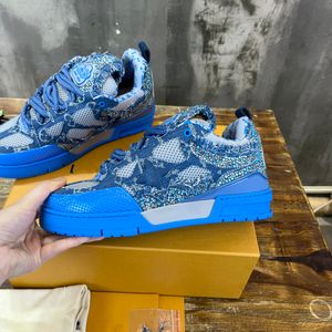 Designerskie buty Casual Letter V Sneakers damskie i męskie płaskie sorrento drukowane białe czarne skórzane trampki