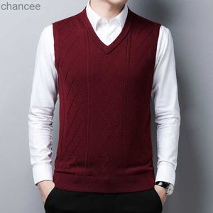 TFETTERS Argyle Sweater Vest Men Autumn Winter Solid Color V-Neck Sweater Short Slim Fit Fashion Sleeveless Daily Mens Clothes HKD230828