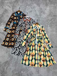 Grundlegende Freizeitkleider KLEID MIT REVERSE-PRINT UND FLACHEM AUSSCHNITT