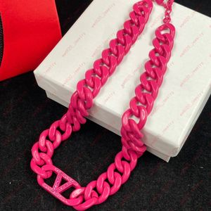 Colar de corrente robusta com letras em vermelho rosa, joias de grife Tendências de design de luxo Acessórios femininos legais, tendências de hip hop, festas, presentes de Dia dos Namorados