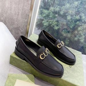 Mokasyny wsuwane buty buty płaskie Fabryczne obuwie czarne patent skórzany skórzany fartuch luksusowe projektanci metalowe logo Logo Niski obcas