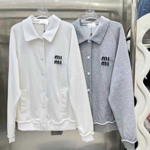 Miu Sweater Nakış Varsity Ceket Kadınlar Sıradan Gömlek Tasarımcısı Hırka Ceket Lüks Marka Düğmesi Gömlek Moda Sıcak Beyzbol Ceketleri Gevşek Sweatshirt