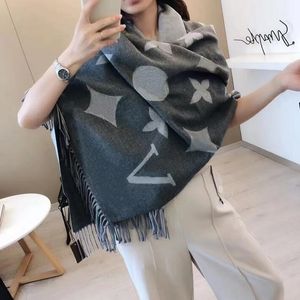 Winter Designer Scarf V for Women Wool Mens Long Shawl Fashion Classic Letter Cashmere Scarves