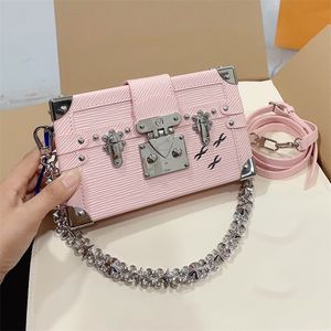 Ljusrosa fodral designer petite malle crossbody handväskor små hårda låda silver kedjor kvinnor korsar kroppsväska lyxdesigners v kista handväska