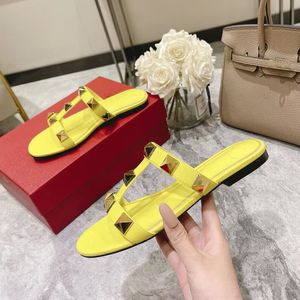 Designer Summer Fashion Sandals Rivet Holiday Comfort Flat Shoes Open Toe Lightweight Sexy Hot Slippers