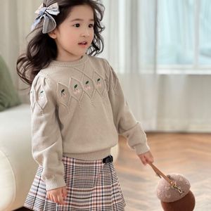 Pullover flickor stickad tröja 2023 Autumn Cute Brodered Children s Wear Winter Europe och Amerika förtjockade 230828
