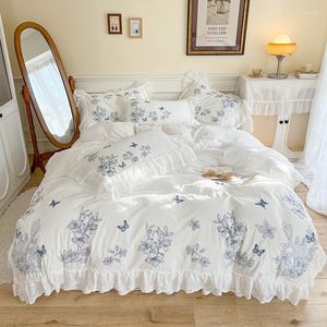 Conjuntos de cama Azul Flor Borboleta Bordado Ruffle Duvet Cover Set Cama Saia Fronha Algodão Princesa Menina Folha
