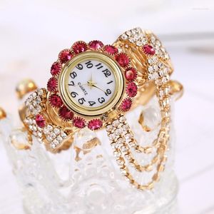Armbandsur 2023 Korean Edition Women Diamond-utsmyckad kvartsklocka med färgglada diamanter och armband hög kvalitet