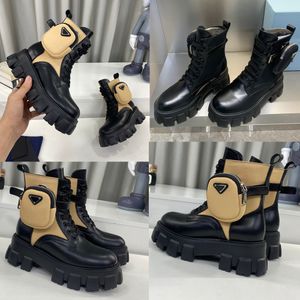 Monolith-Stiefel aus gebürstetem Leder und Nylon mit Beutel 2UE007 Schwarz Abnehmbarer Nylonbeutel Emailliertes Dreieckslogo aus Metall Leichte Damen-Designerstiefel mit Profilsohle aus Gummi