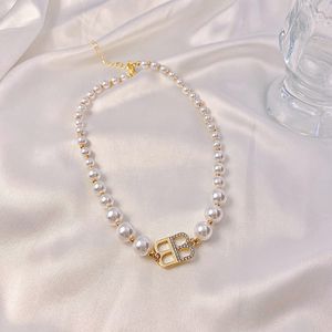 Vackra kvinnliga smycken White Pearl Letter BB Choker Halsband för gåva