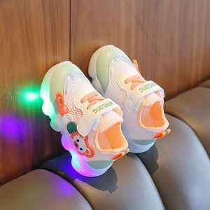 Primeiros caminhantes crianças sapatos de malha única 2023 verão bebê macio sola andando LED iluminado oco respirável placa bebes 230828