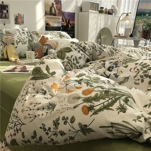 Постилочные наборы европейских цветочных матовых постельных принадлежностей набор простых мягких пуховых покрытий с листовыми одеялами крышки наволочки.