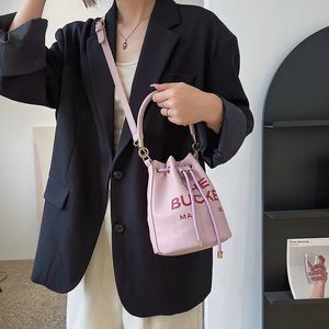 Bolsas de designer rosa mulheres bolsa de couro crossbody sacola bolsas de couro bolsa de embreagem 2023 novos estilos de alta qualidade moda bolsa balde bolsa ombros alça mini 23cm