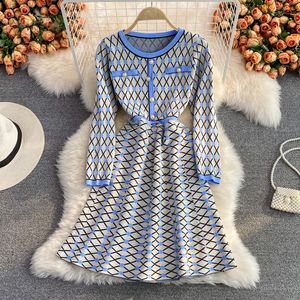 Vestidos casuais básicos outono moda coreana camisola de malha vestido mulheres manga longa aline pérolas botões xadrez mini vintage robe femme 230828