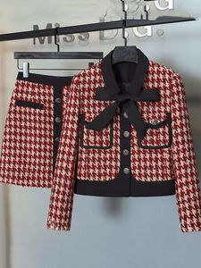 Abito a due pezzi KBAT Set primaverile a 2 pezzi Donna Vintage Giacca in tweed con piccola fragranza Fiocco Cappotto corto Minigonna Completo francese a due pezzi 230829