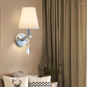 Lampada da parete Camera da letto Comodino Tessuto a forma di cono Moderna Luce semplice con gocce di cristallo Apparecchi di illuminazione per decorazioni interne