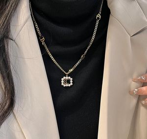 Colliers à pendentif de créateur exquis à la mode pour femmes célèbres, marque de lettres, collier de qualité supérieure en acier inoxydable incrusté de perles, chaîne de pull, accessoires de bijoux
