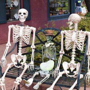 Dekorativa föremål Figurer 6090cm Halloween skelettplastplastsimulering Human Bones Ghost Body Party Home Bar Haunted House Props Decor 230828