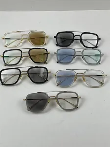 PhotoChromic Solglasögon Lensfärger förändrades i solsken från kristallklart till mörk design 006 fyrkantiga ramar Vintage Populära stil UV400 Skyddande utomhusglasögon