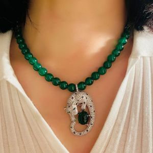Naszyjniki wiszące lampart cyrkon kształt zwierzęcia Panther Pearl Emerald zielony agat czerwone koraliki łańcuch Naszyjnik dla kobiet projektantka miedziana biżuteria 230828